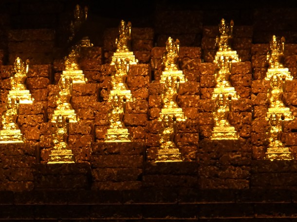 decorative little idols at Naamyaa Cafe decorative statues at naamyaa aafe