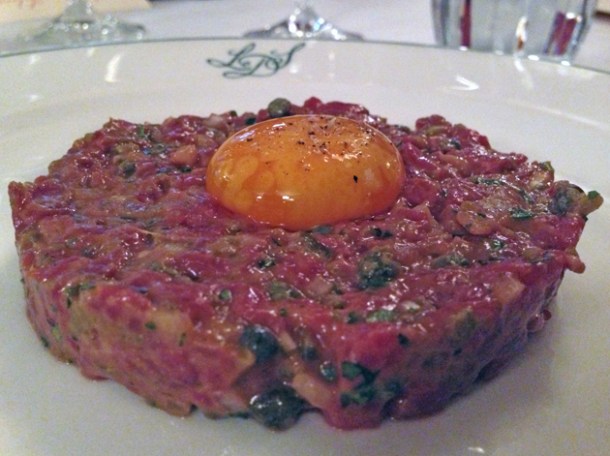 steak tartare at les deux salons
