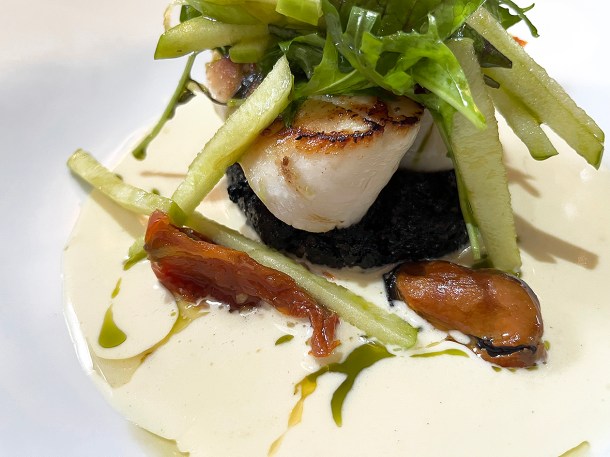 illustrative photo of the scallops with smoked mussels and black pudding at Portree Hotel